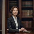 爱妻艺心理学顾问王芳博士，温柔知性女性形象，书房环境，专业学术气质